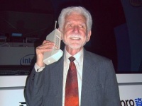 Мартин Купер с первым мобильником. Фото с сайта Wikipedia.org