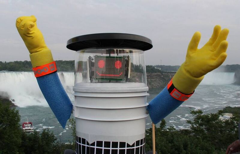 Файл:Hitchbot.jpg